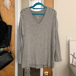 AE long sleeve v neck sweater